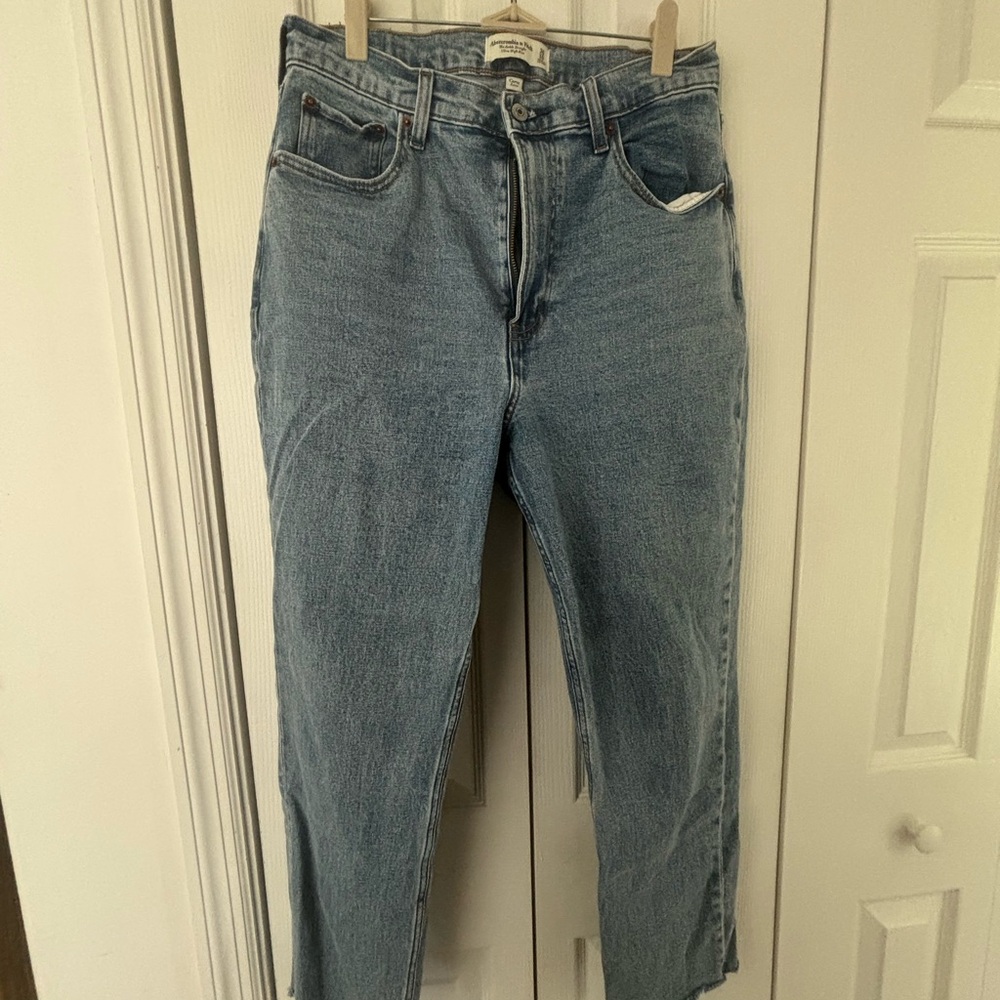 Abercrombie & Fitch High Rise Medium Wash Blue Jeans